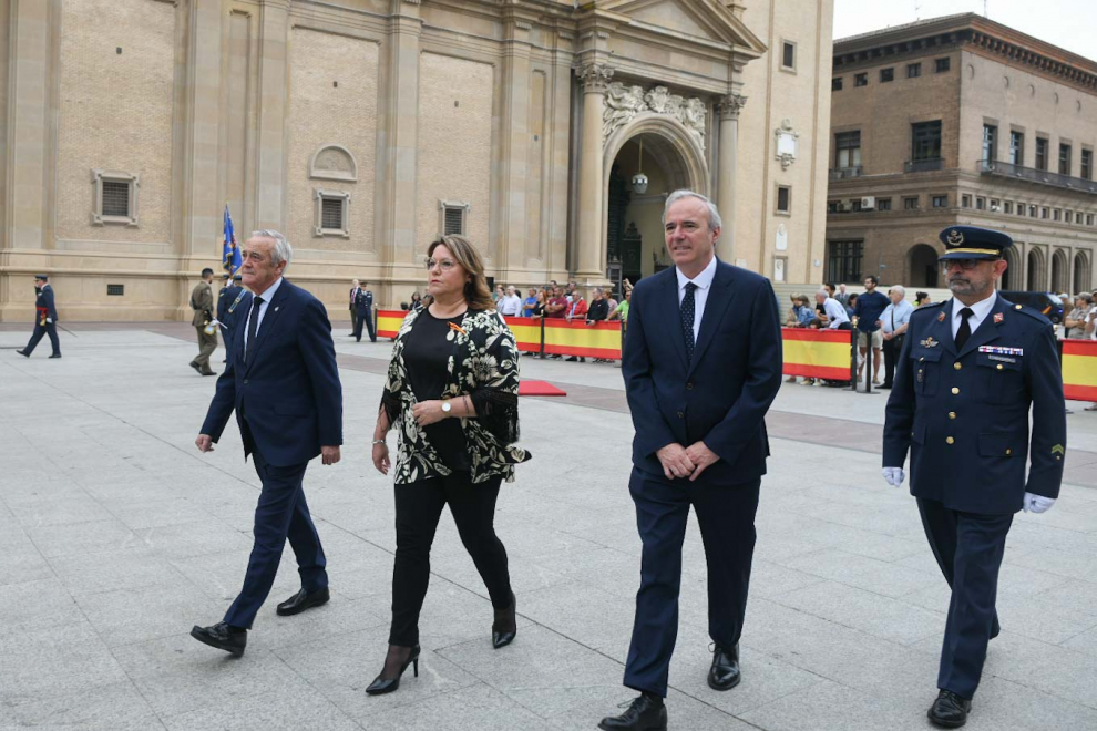 Izado de bandera por el Día de las Fuerzas Armadas en la plaza del Pilar de Zaragoza.
