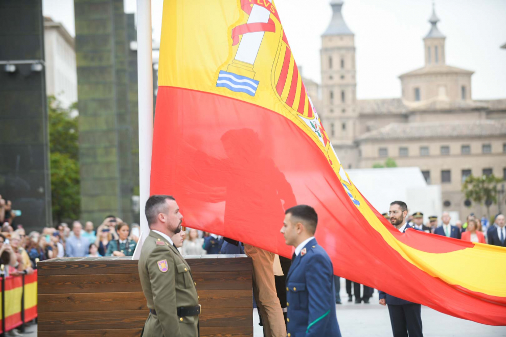 Izado de bandera por el Día de las Fuerzas Armadas en la plaza del Pilar de Zaragoza.