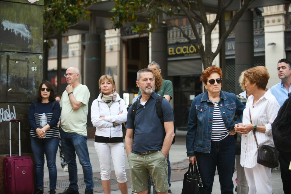 Izado de bandera por el Día de las Fuerzas Armadas en la plaza del Pilar de Zaragoza.