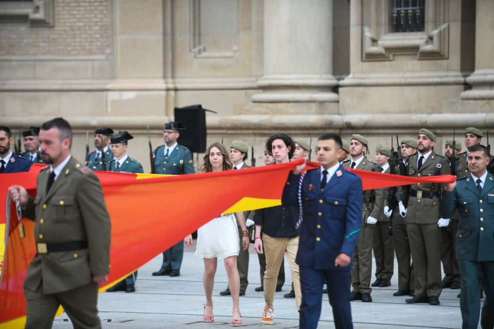 Izado de bandera por el Día de las Fuerzas Armadas en la plaza del Pilar de Zaragoza.