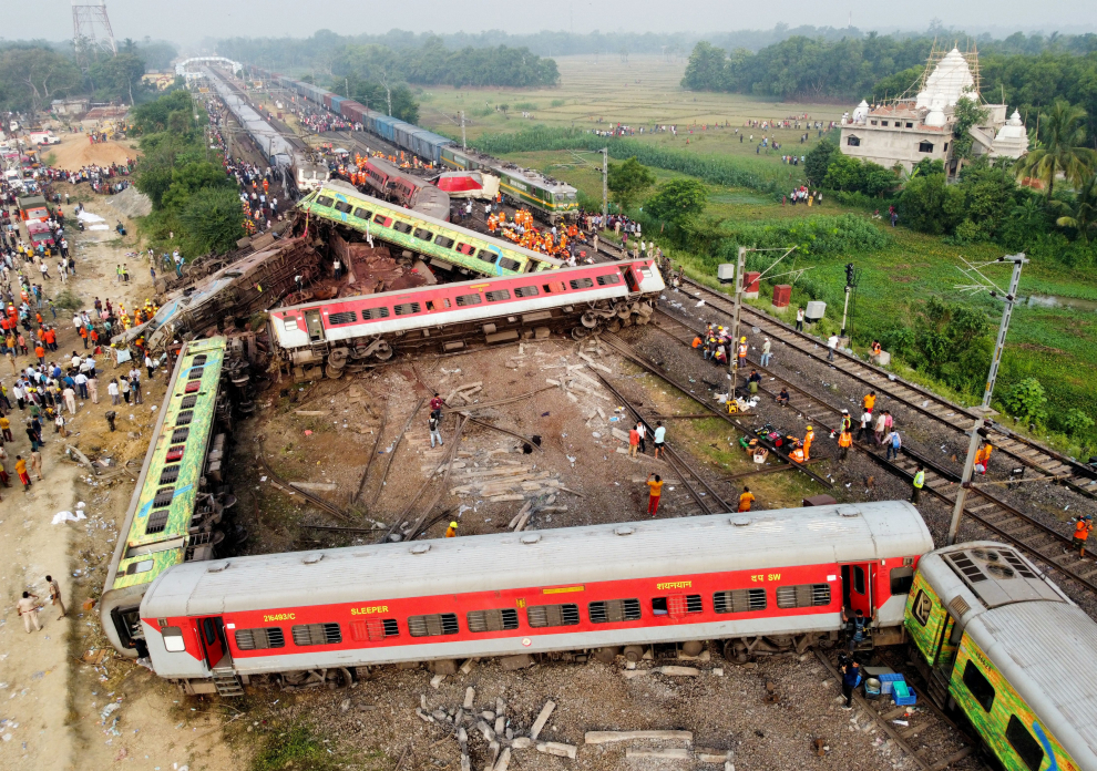 Imágenes del trágico y brutal choque de trenes en la India.