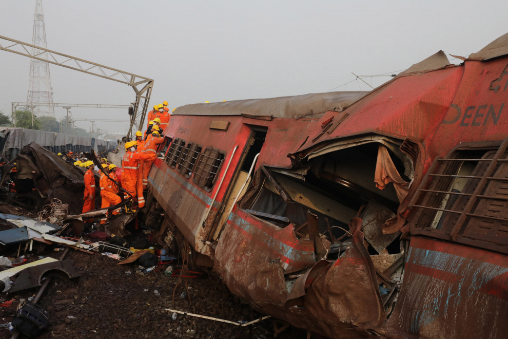 Rescue workers search for survivors after two passenger trains collided in Balasore district in the eastern state of Odisha, India, June 3, 2023. REUTERS/Stringer NO RESALES. NO ARCHIVES. INDIA-CRASH/RAIL