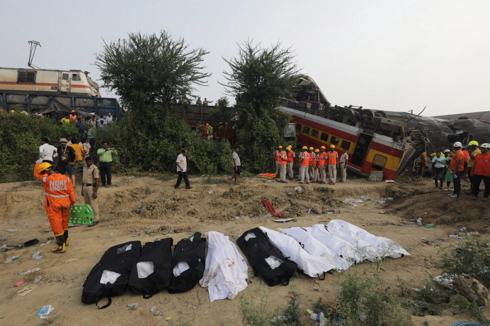 Balasore (India), 03/06/2023.- Victims killed in the train accident are covered by sheets as the National Disaster Response Force Rescue continues work at the site of a train accident at Odisha Balasore, India, 03 June 2023. Over 200 people died and more than 900 were injured after three trains collided one after another. According to railway officials the Coromandel Express, which operates between Kolkata and Chennai, crashed into the Howrah Superfast Express. EFE/EPA/PIYAL ADHIKARY
 INDIA TRAIN ACCIDENT