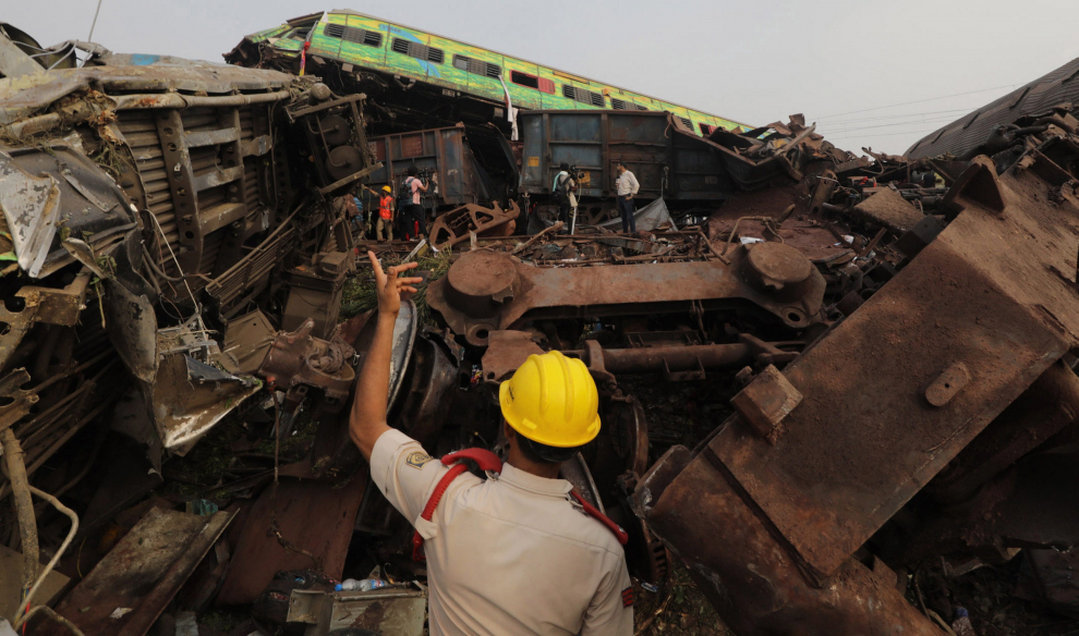 Balasore (India), 03/06/2023.- The National Disaster Response Force Rescue continues work at the site of a train accident at Odisha Balasore, India, 03 June 2023. Over 200 people died and more than 900 were injured after three trains collided one after another. According to railway officials the Coromandel Express, which operates between Kolkata and Chennai, crashed into the Howrah Superfast Express. EFE/EPA/PIYAL ADHIKARY
 INDIA TRAIN ACCIDENT