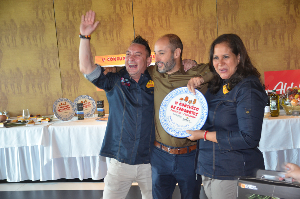 La alegría de los propietarios de Dalai, ganadores de la croqueta con cerveza Ambar.