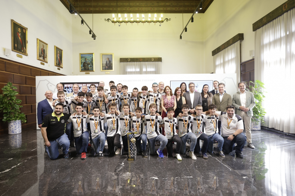 Los chavales de Dominicos, en el Ayuntamiento de Zaragoza.