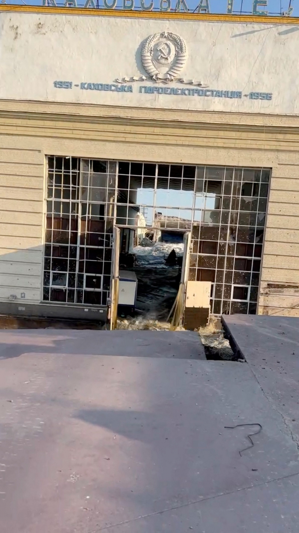 Damaged buildings are seen as the Nova Kakhovka dam was breached in Kherson region, Ukraine June 6, 2023 in this screen grab taken from a video obtained by Reuters/via REUTERS    THIS IMAGE HAS BEEN SUPPLIED BY A THIRD PARTY. NO RESALES. NO ARCHIVES. UKRAINE-CRISIS/BLAST-DAM