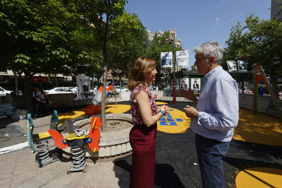 Instalación de nuevos juegos infantiles en Zaragoza.