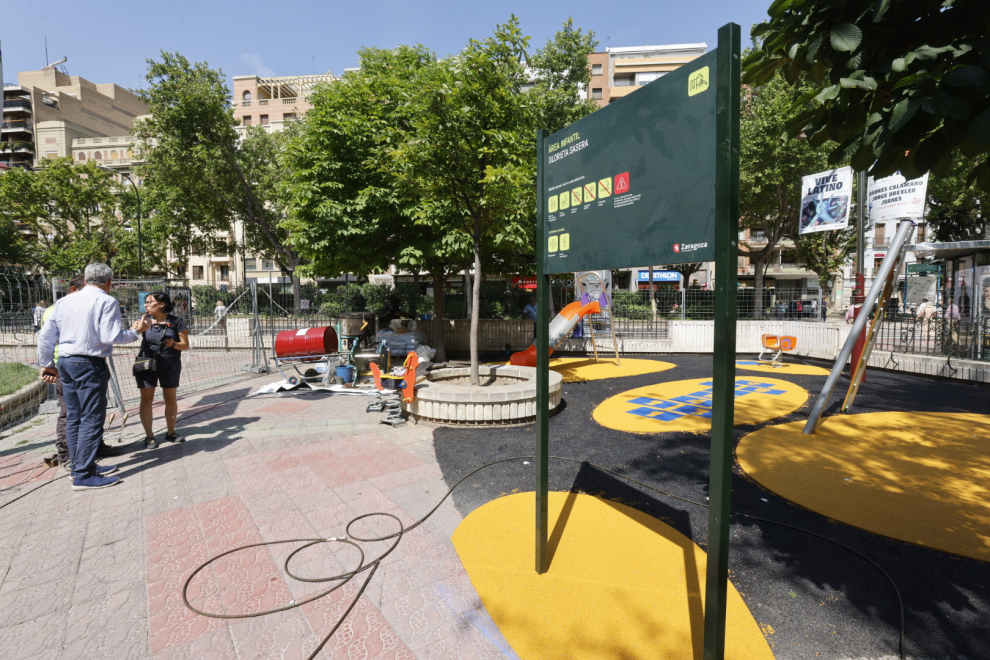 Instalación de nuevos juegos infantiles en Zaragoza.