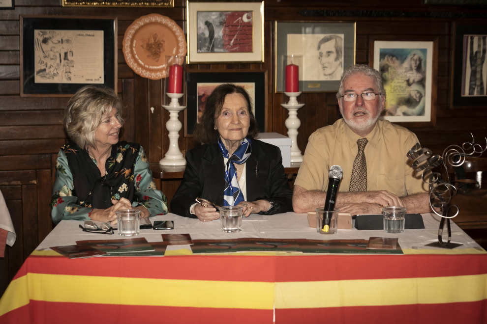 XVII Premio de lo Emigrantes Aragoneses en Madrid a Marie-Claire Decay, viuda del pintor de Mora de Rubielos Salvador Victoria