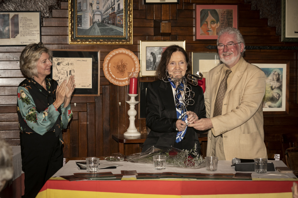 XVII Premio de los Emigrantes Aragoneses en Madrid a Marie-Claire Decay, viuda del pintor de Mora de Rubielos Salvador Victoria
