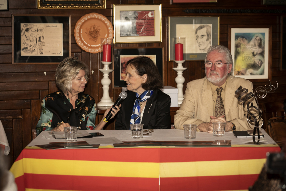 XVII Premio de los Emigrantes Aragoneses en Madrid a Marie-Claire Decay, viuda del pintor de Mora de Rubielos Salvador Victoria