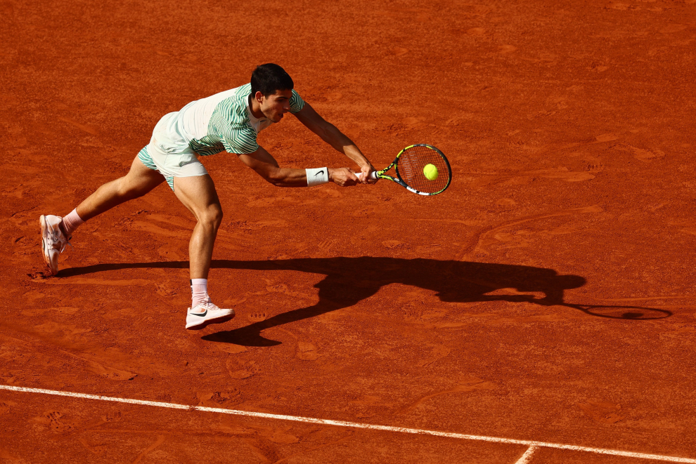 Tennis - French Open - Roland Garros, Paris, France - June 9, 2023 Spain's Carlos Alcaraz in action during his semi final match against Serbia's Novak Djokovic REUTERS/Clodagh Kilcoyne TENNIS-FRENCHOPEN/