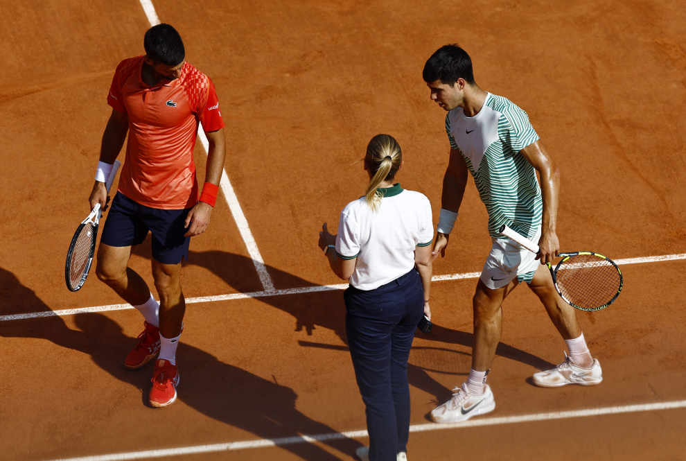 Tennis - French Open - Roland Garros, Paris, France - June 9, 2023 Spain's Carlos Alcaraz and Serbia's Novak Djokovic during their semi final match REUTERS/Clodagh Kilcoyne TENNIS-FRENCHOPEN/