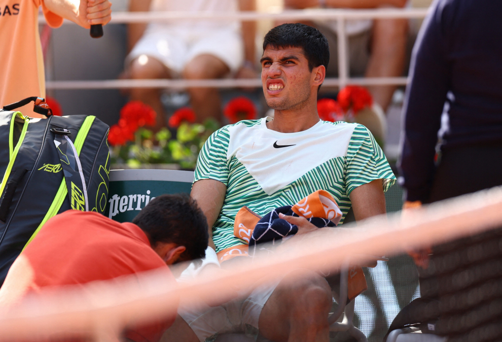 Tennis - French Open - Roland Garros, Paris, France - June 9, 2023 Spain's Carlos Alcaraz and Serbia's Novak Djokovic during their semi final match REUTERS/Clodagh Kilcoyne TENNIS-FRENCHOPEN/