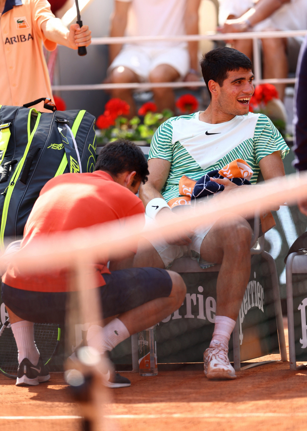 Tennis - French Open - Roland Garros, Paris, France - June 9, 2023 Spain's Carlos Alcaraz receives medical attention after sustaining an injury during his semi final match against Serbia's Novak Djokovic REUTERS/Lisi Niesner TENNIS-FRENCHOPEN/