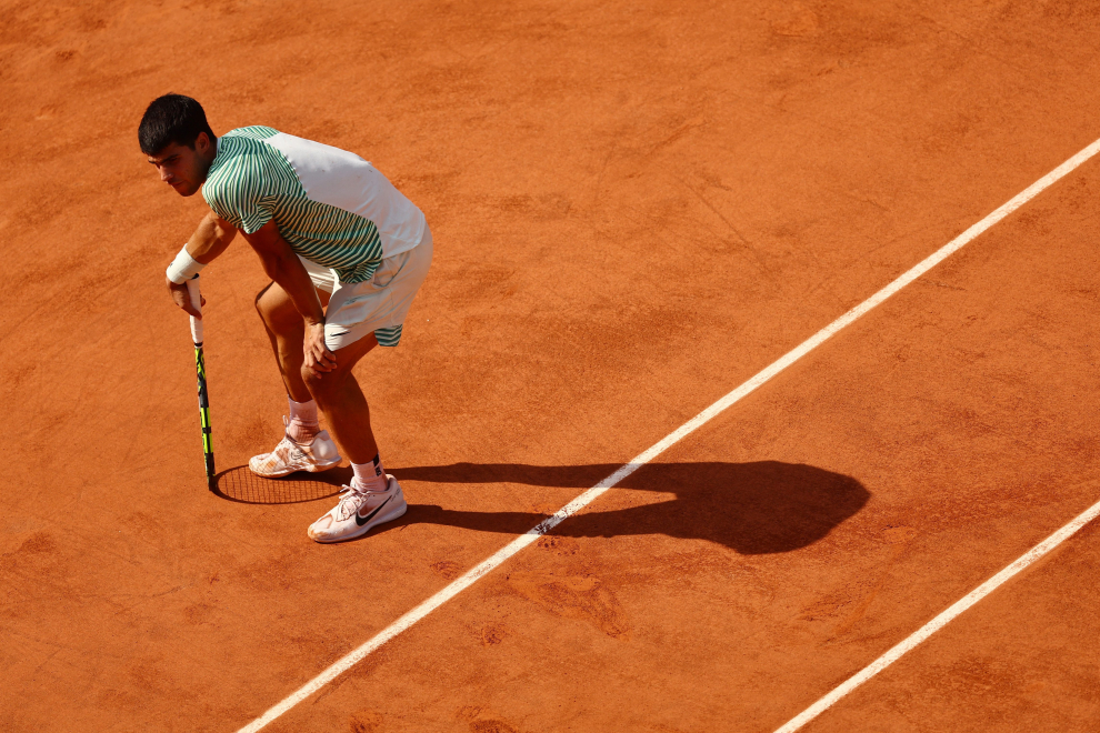 Tennis - French Open - Roland Garros, Paris, France - June 9, 2023 Spain's Carlos Alcaraz receives medical attention after sustaining an injury during his semi final match against Serbia's Novak Djokovic REUTERS/Lisi Niesner TENNIS-FRENCHOPEN/