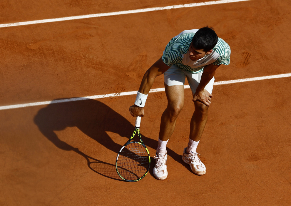 Tennis - French Open - Roland Garros, Paris, France - June 9, 2023 Spain's Carlos Alcaraz receives medical attention after sustaining an injury during his semi final match against Serbia's Novak Djokovic REUTERS/Kai Pfaffenbach TENNIS-FRENCHOPEN/