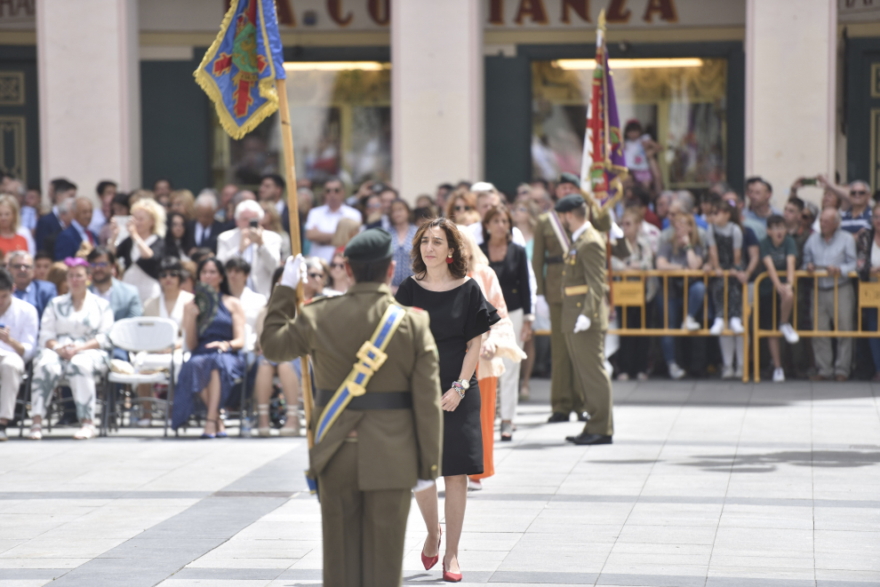 Más de 270 personas han prestado juramento o promesa a la bandera de España este sábado en una ceremonia en la plaza Luis López Allué de Huesca.