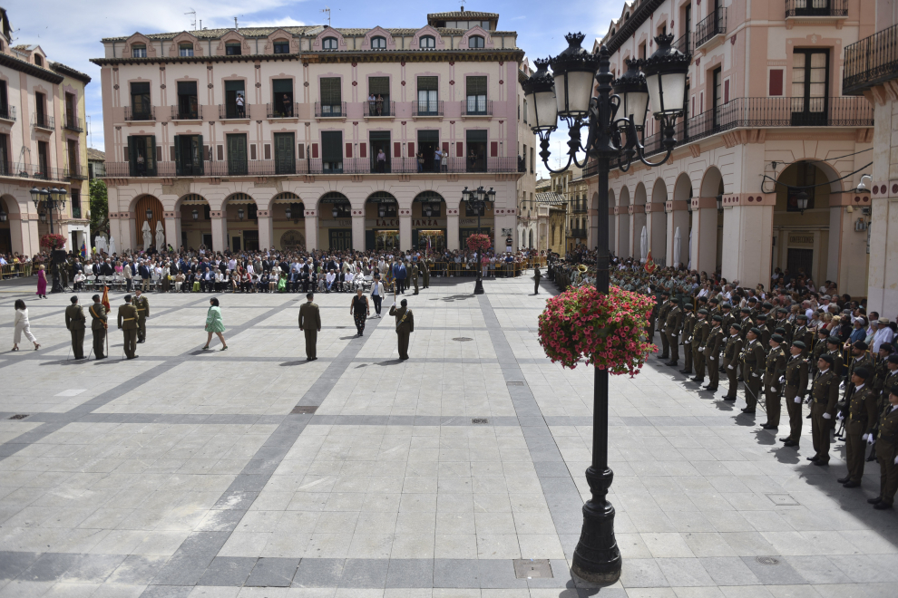 Más de 270 personas han prestado juramento o promesa a la bandera de España este sábado en una ceremonia en la plaza Luis López Allué de Huesca.