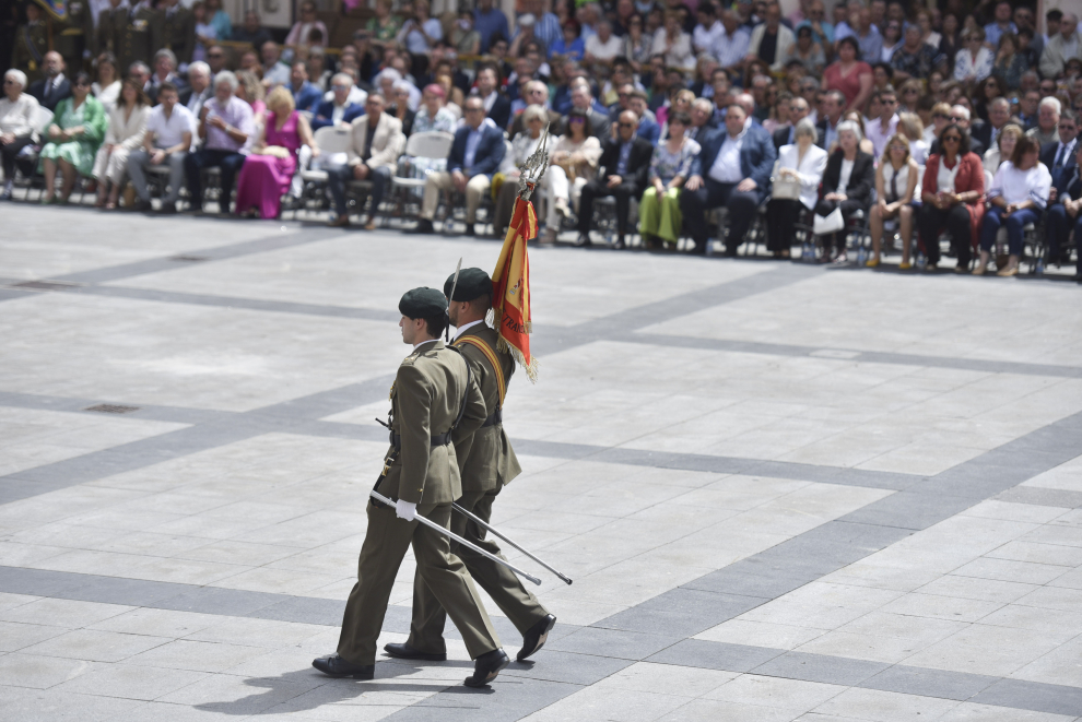 Más de 270 personas han prestado juramento o promesa a la bandera de España este sábado en una ceremonia en la plaza Luis López Allué de Huesca.