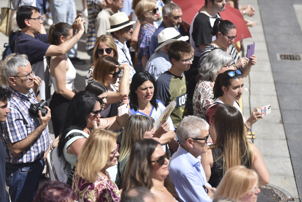 Más de 270 personas han prestado juramento o promesa a la bandera de España este sábado en una ceremonia en la plaza Luis López Allué de Huesca.