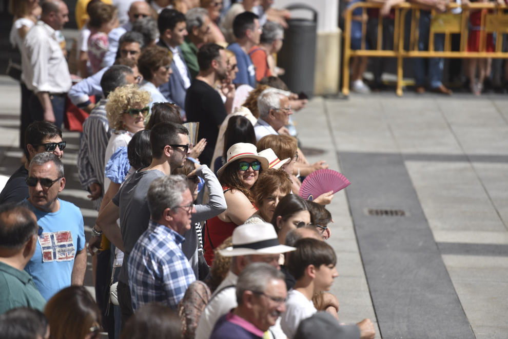 Más de 270 personas han prestado juramento o promesa a la bandera de España este sábado en una ceremonia en la plaza Luis López Allué de Huesca.