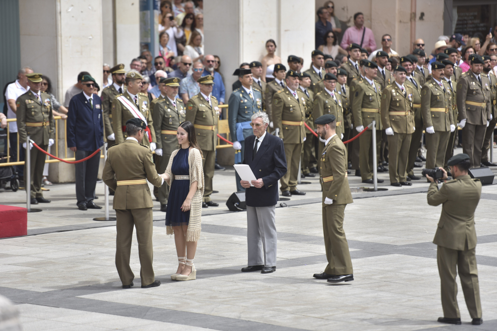 Más de 270 personas han prestado juramento o promesa a la bandera de España este sábado en una ceremonia en la plaza Luis López Allué de Huesca.