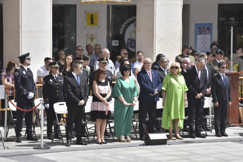 Más de 270 personas han prestado juramento o promesa a la bandera de España este sábado en una ceremonia en la plaza Luis López Allué de Huesca.