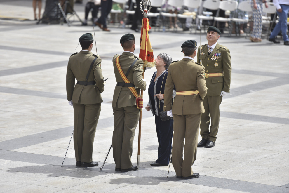 Más de 270 personas han prestado juramento o promesa a la bandera de España este sábado en una ceremonia en la plaza Luis López Allué de Huesca.