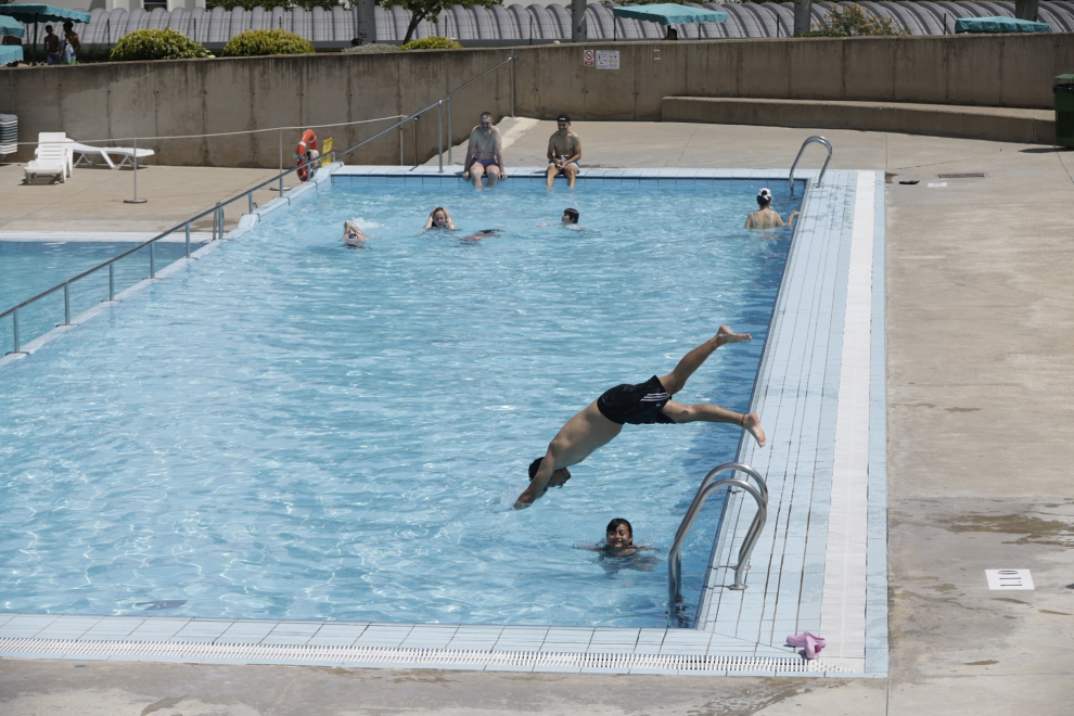 Las piscinas municipales de Zaragoza han abierto este sábado, a falta de la del 'Huevo', que inaugurará el lunes su temporada de verano.