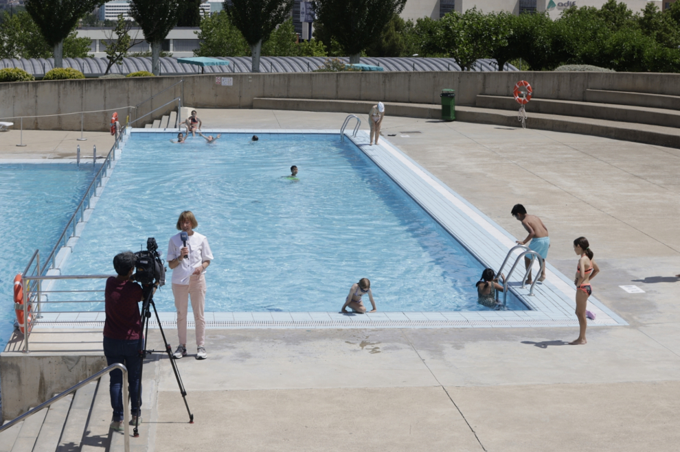 Las piscinas municipales de Zaragoza han abierto este sábado, a falta de la del 'Huevo', que inaugurará el lunes su temporada de verano.