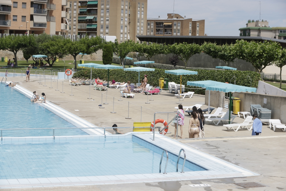 Las piscinas municipales de Zaragoza han abierto este sábado, a falta de la del 'Huevo', que inaugurará el lunes su temporada de verano.