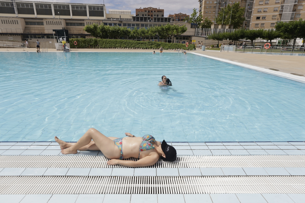 Las piscinas municipales de Zaragoza han abierto este sábado, a falta de la del 'Huevo', que inaugurará el lunes su temporada de verano.