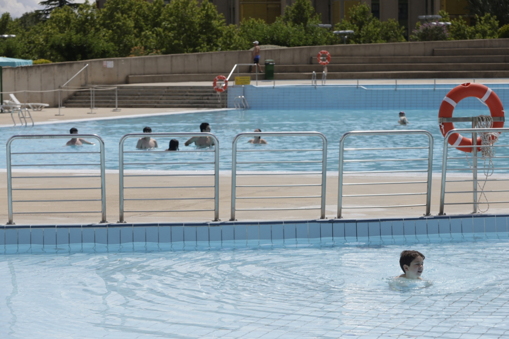 Las piscinas municipales de Zaragoza han abierto este sábado, a falta de la del 'Huevo', que inaugurará el lunes su temporada de verano.