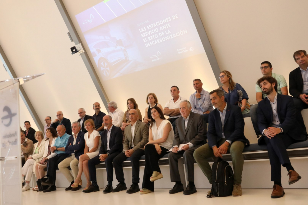 Foto del debate abierto sobre las estaciones de servicio en la sede de Mobility City de Zaragoza