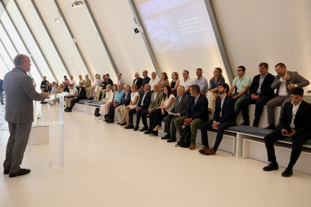 Foto del debate abierto sobre las estaciones de servicio en la sede de Mobility City de Zaragoza