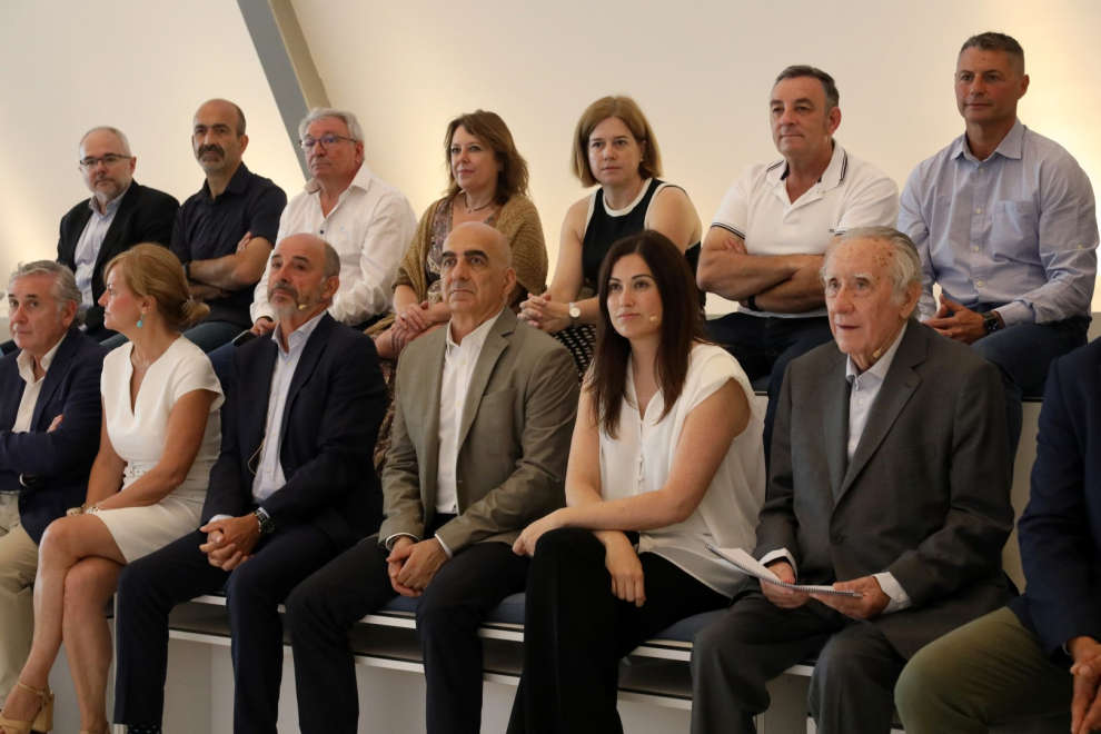Foto del debate abierto sobre las estaciones de servicio en la sede de Mobility City de Zaragoza