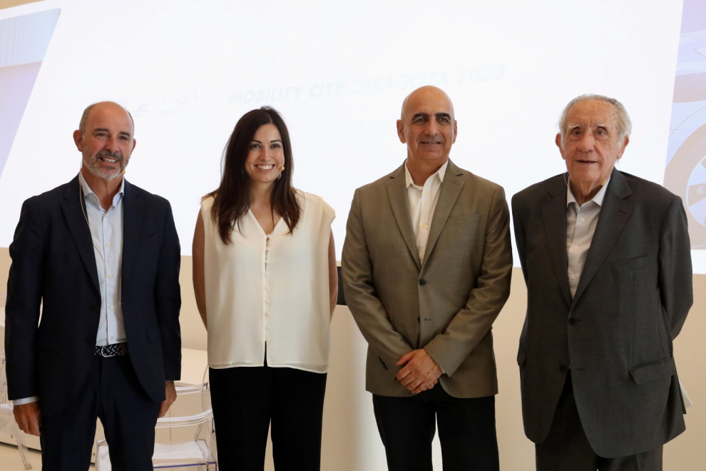 Foto del debate abierto sobre las estaciones de servicio en la sede de Mobility City de Zaragoza