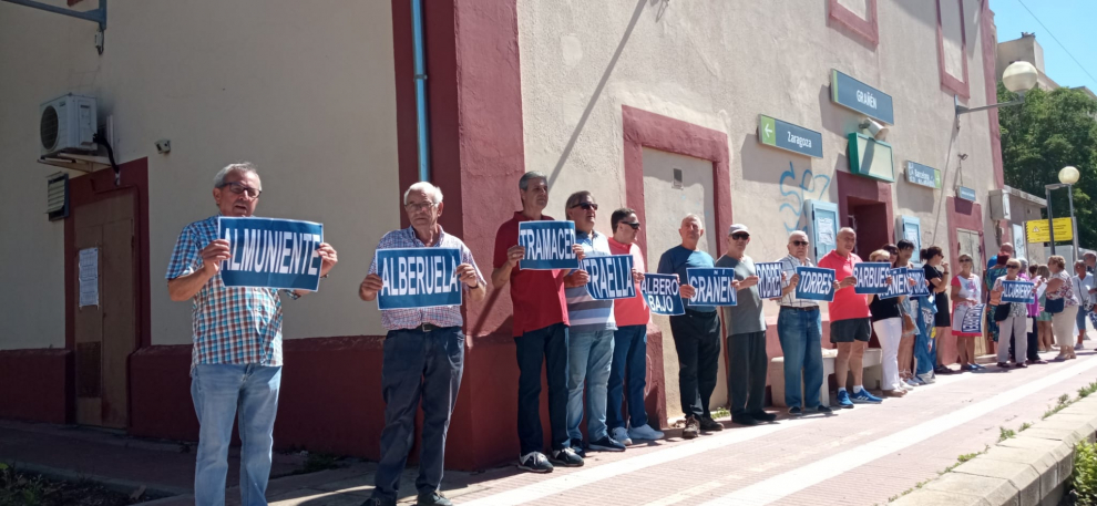 Nueva concentración, y van 28, en la estación de tren de Grañén.