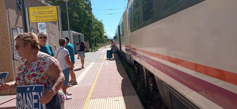 Nueva concentración, y van 28, en la estación de tren de Grañén.