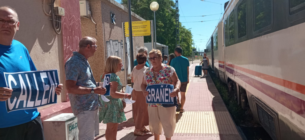 Nueva concentración, y van 28, en la estación de tren de Grañén.