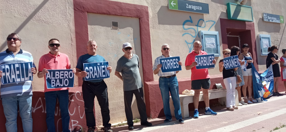 Nueva concentración, y van 28, en la estación de tren de Grañén.