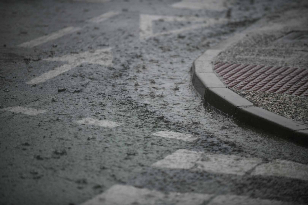 Fuerte tormenta de lluvia y granizo en Zaragoza