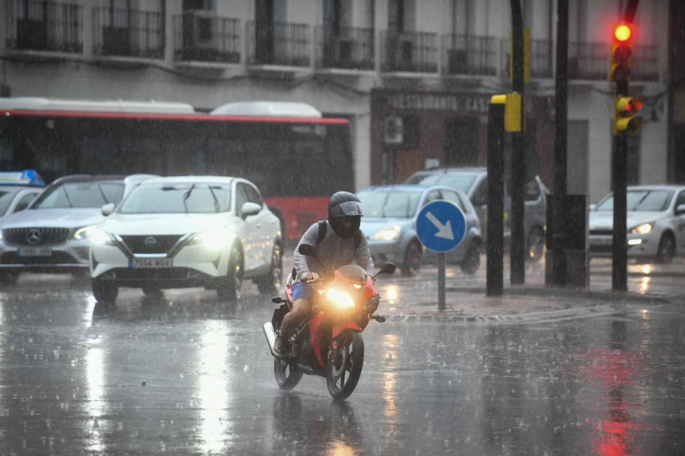 Fuerte tormenta de lluvia y granizo en Zaragoza