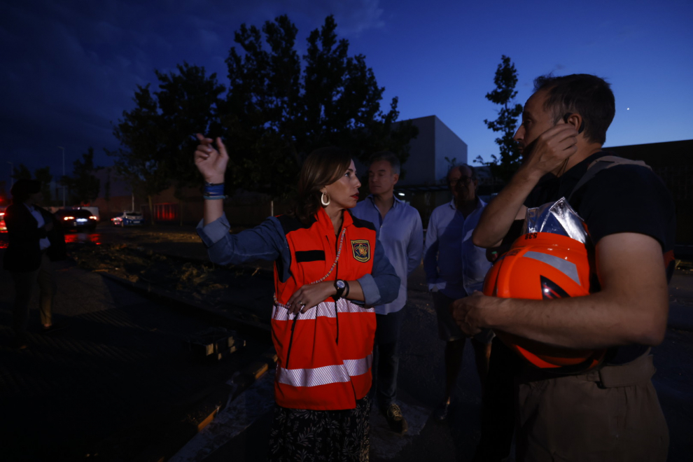 La alcaldesa de Zaragoza, Natalia Chueca, en Parque Venecia, viendo los trabajos de rescate de las tormentas.