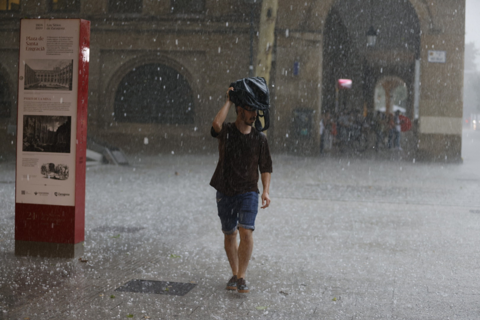 Fuerte tormenta de lluvia y granizo en Zaragoza