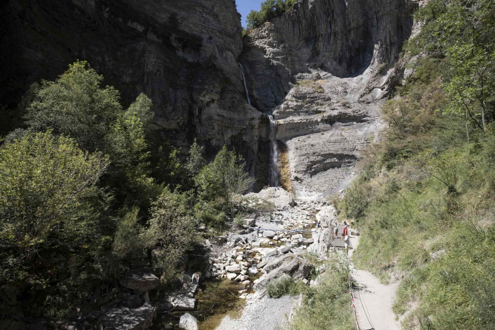 Turistas en la cascada del Sorrosal