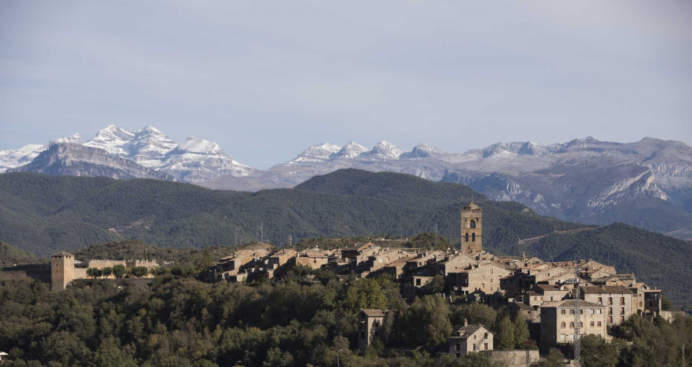 Vista panorámica del pueblo de Aínsa con el Pirineo aragonés de fondo