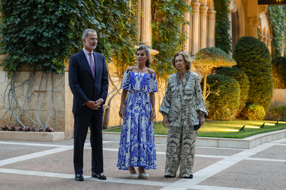 Los reyes Felipe y Letizia, acompañados por la reina Sofía, ofrecen la tradicional recepción a los representantes de la sociedad civil de Baleares.